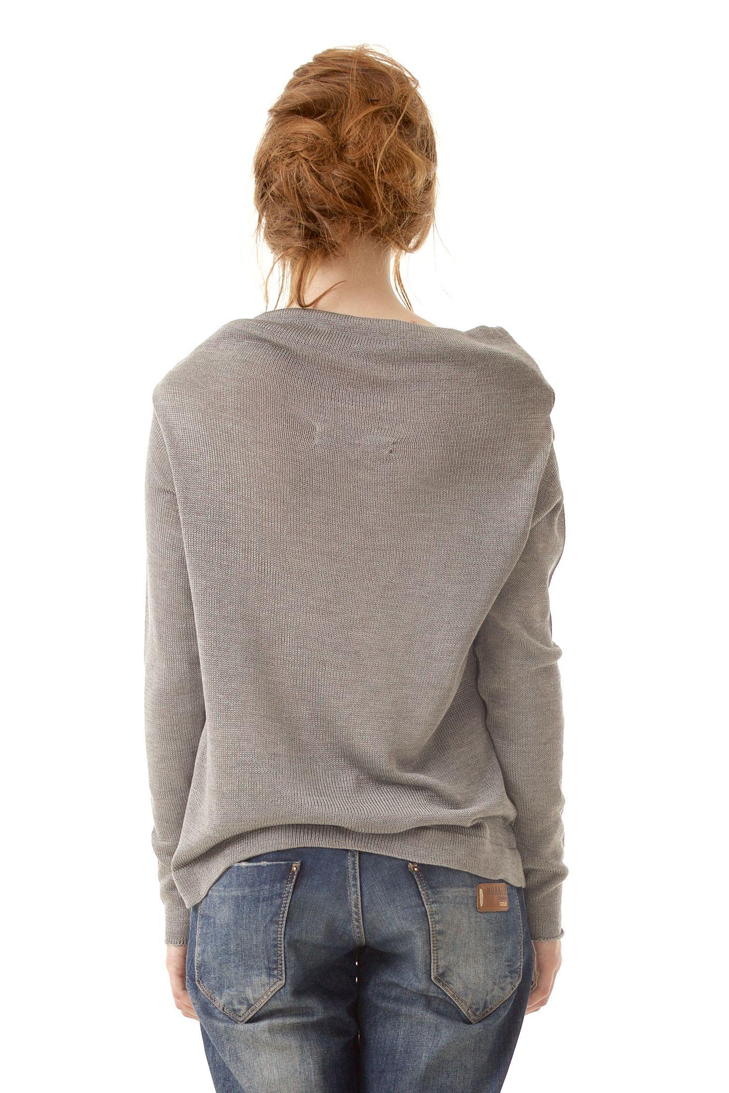 Discover the allure of AGNES, Krista Elsta's renowned off-the-shoulder grey sweater, meticulously made from 100% Italian cashmere. The cowl collar and relaxed fit exude timeless elegance for every occasion.