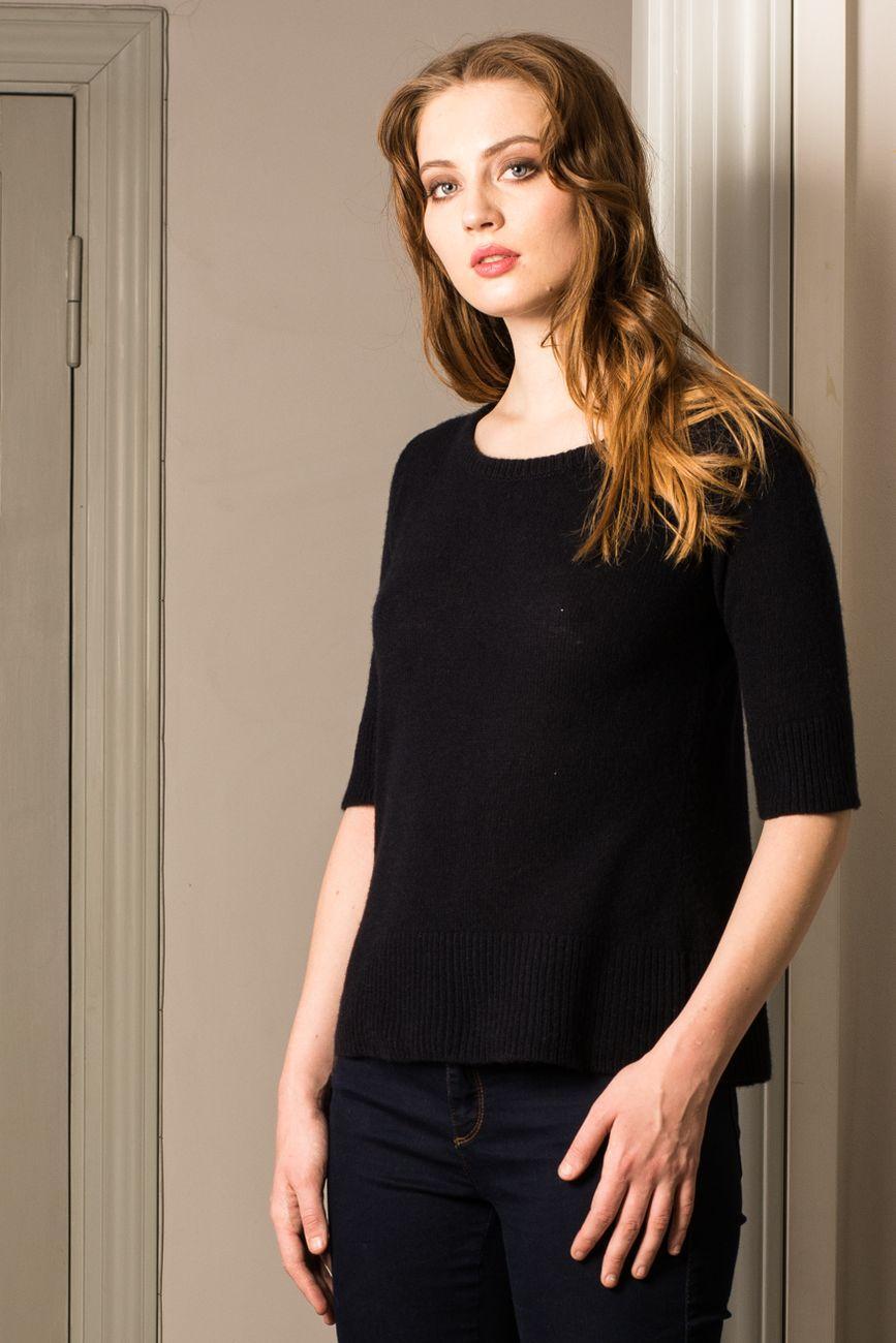 Experience sophistication in BEA, the dark blue knit cashmere short sleeve sweater pullover – a versatile addition to your formal attire.