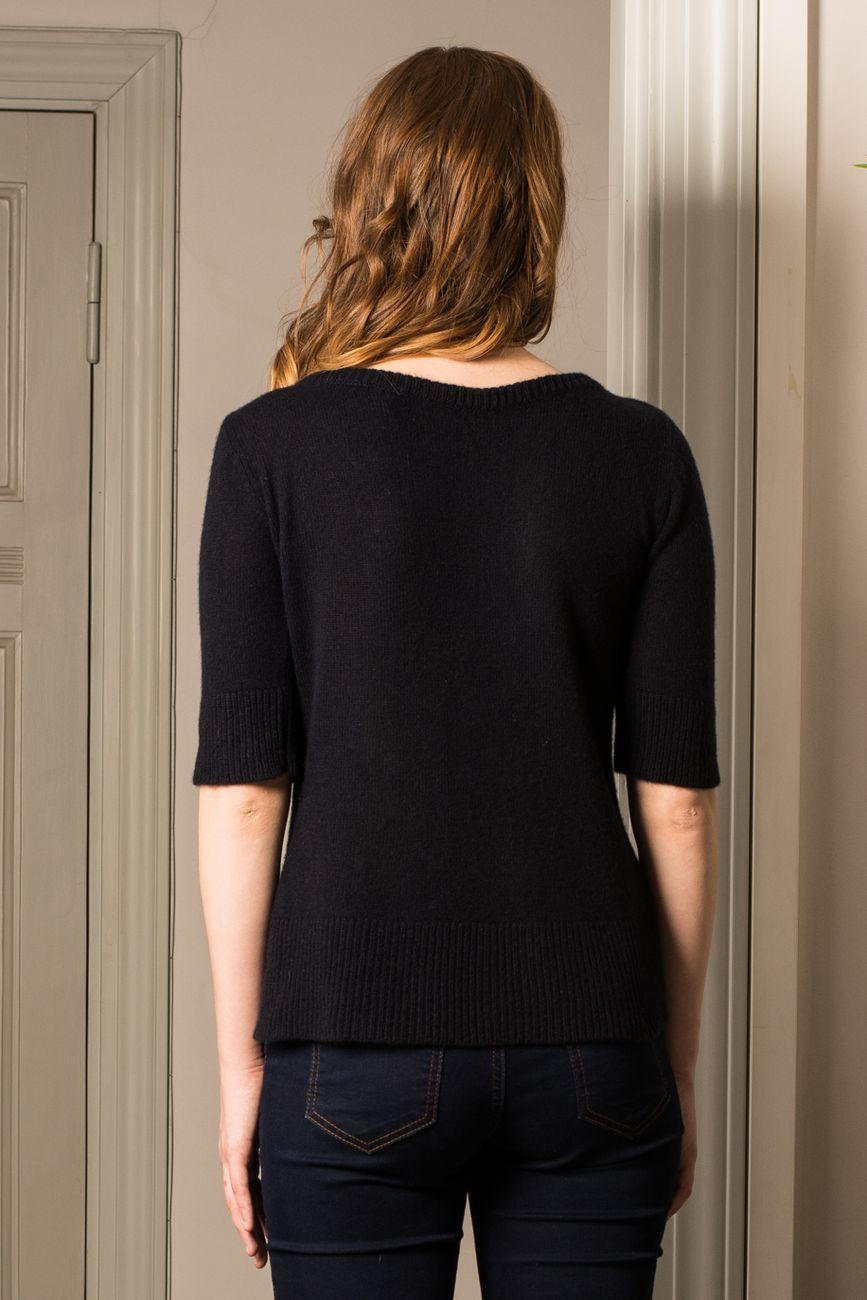 Embrace timeless elegance with BEA, a dark blue short sleeve cashmere pullover that seamlessly blends comfort and refinement.