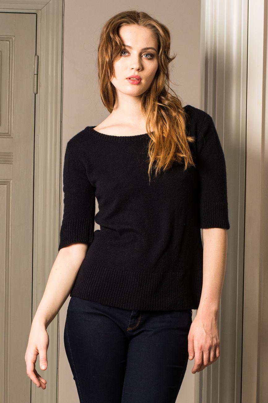 BEA, a dark blue knit cashmere short sleeve sweater pullover, draped effortlessly on a young model, offering a perfect blend of style and comfort for a modern and chic appearance.