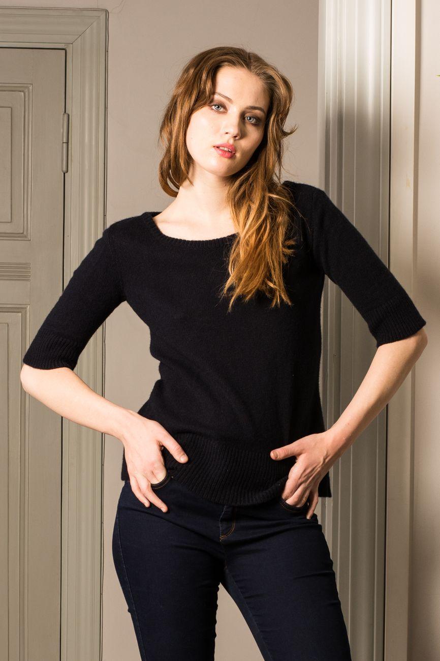 Envision a fashion-forward statement as BEA graces the shoulders of a young model – the dark blue cashmere short sleeve sweater pullover showcases a contemporary silhouette, combining elegance with a touch of casual sophistication.