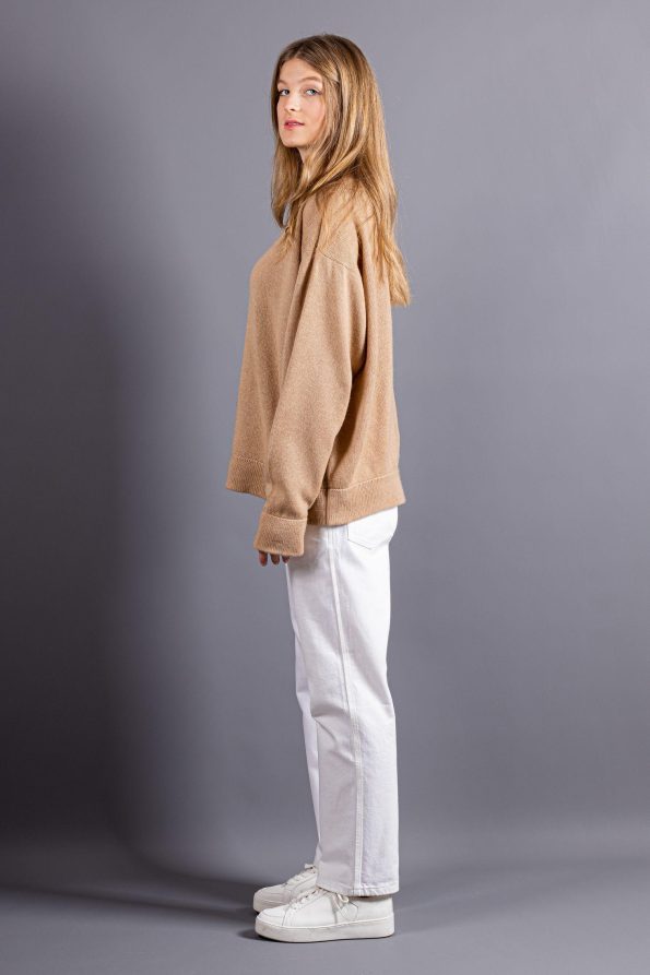 Oversized cashmere crew neck sweater womens jumper in camel beige and black with long sleeves, loose fit and crew neck