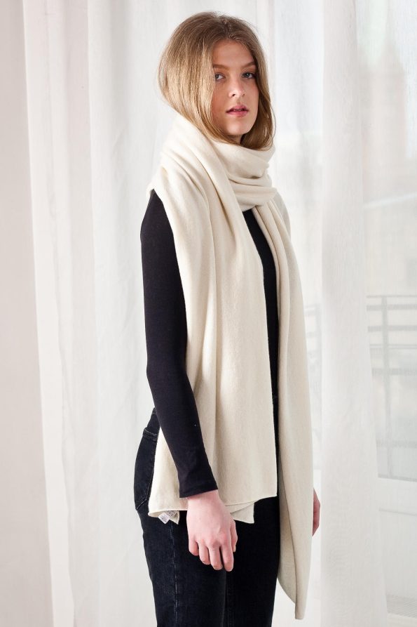100% cashmere off-white scarf travel wrap