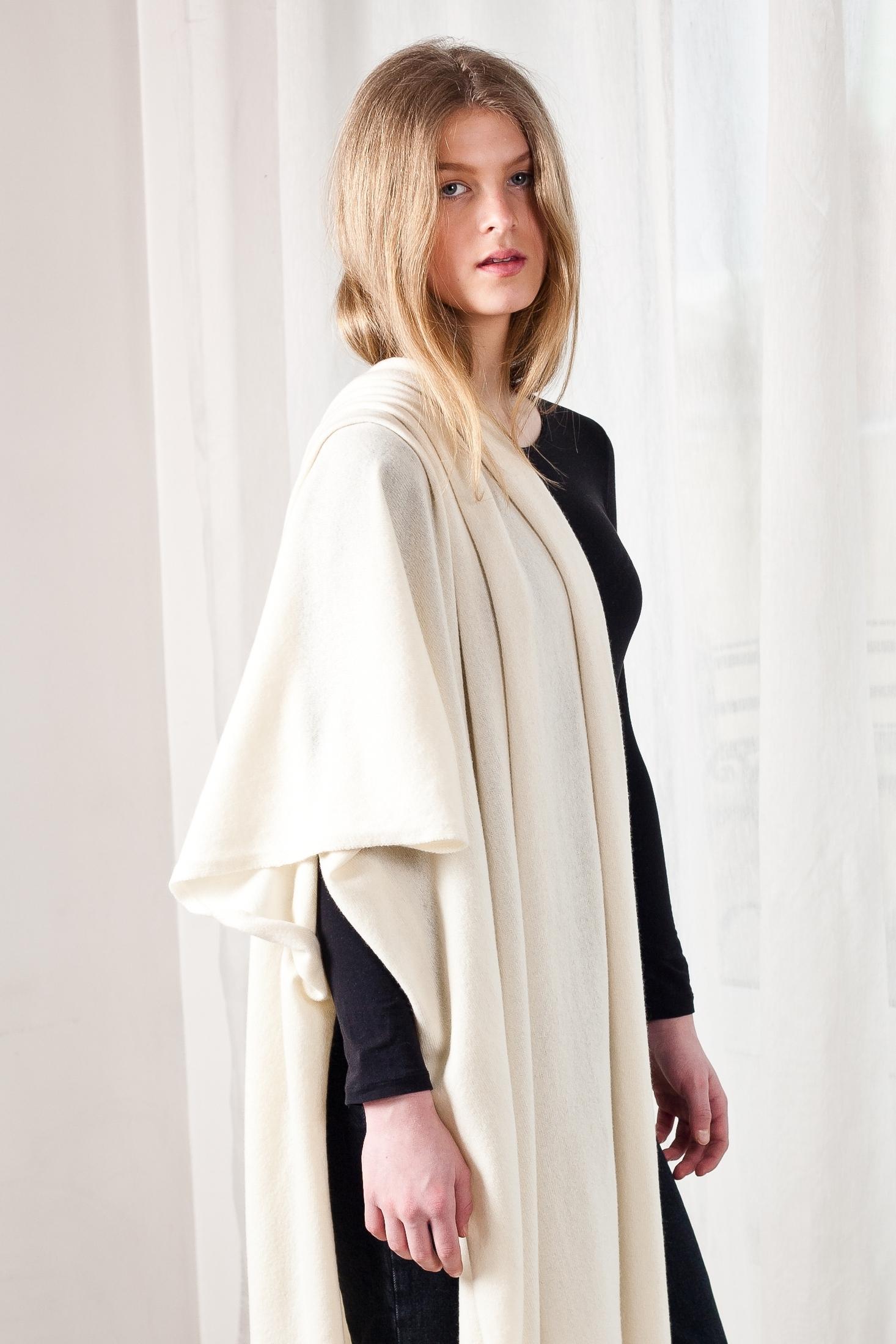 100% cashmere off-white scarf travel wrap