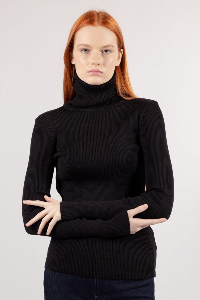 Classic Ribbed Turtleneck Sweater in Black