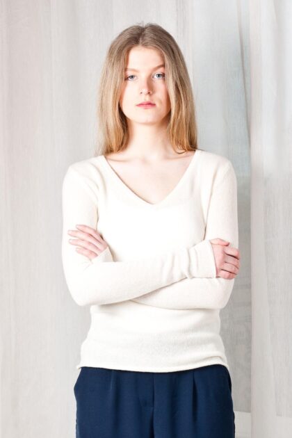 Immerse in elegance with the MARGO V by Krista Elsta, an off-white cashmere V-neck sweater. Luxurious comfort meets timeless style in this wardrobe essential.