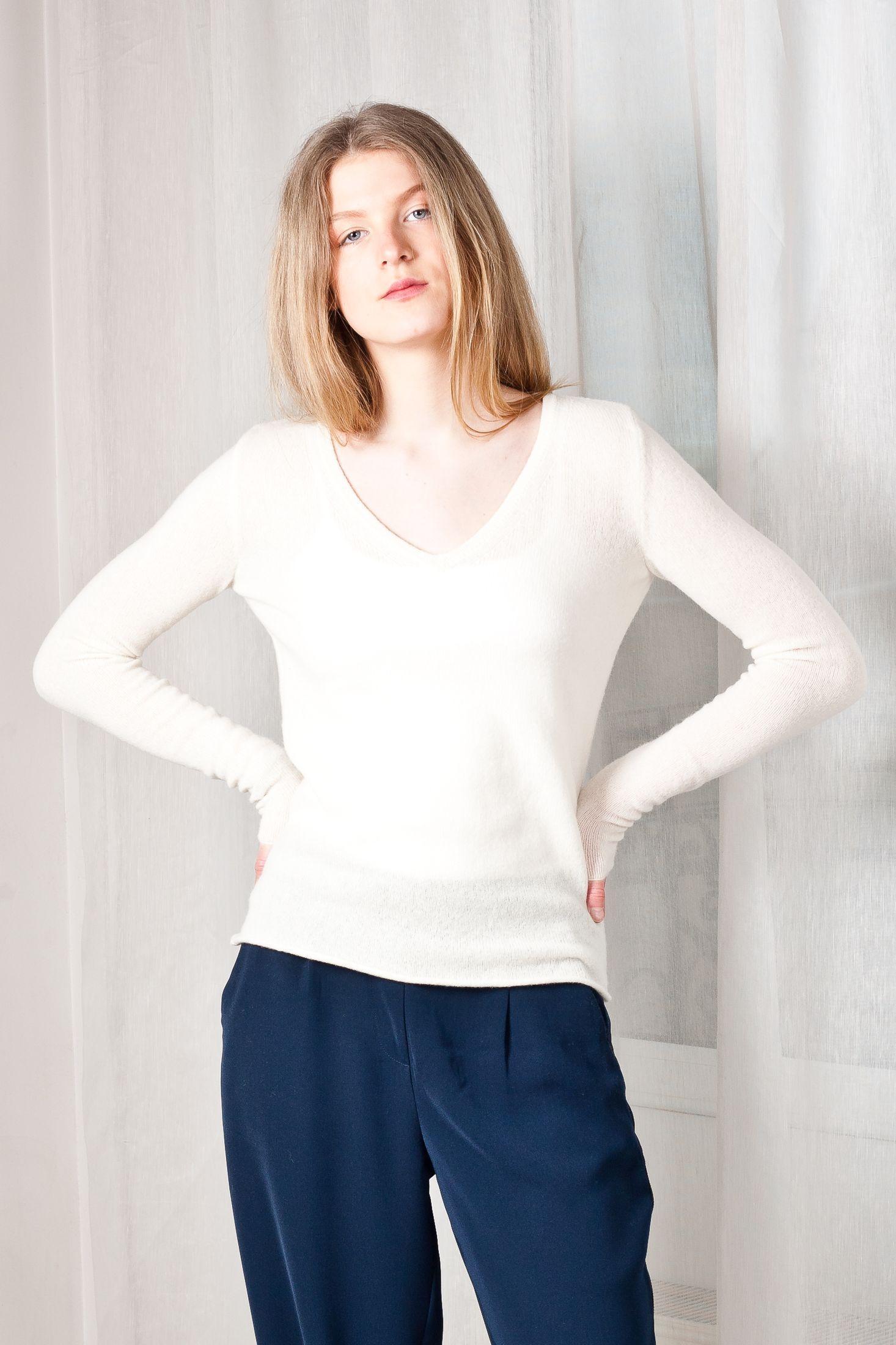 Discover refined elegance with Krista Elsta's MARGO V. This off-white cashmere V-neck sweater exudes sophistication, offering both comfort and style.