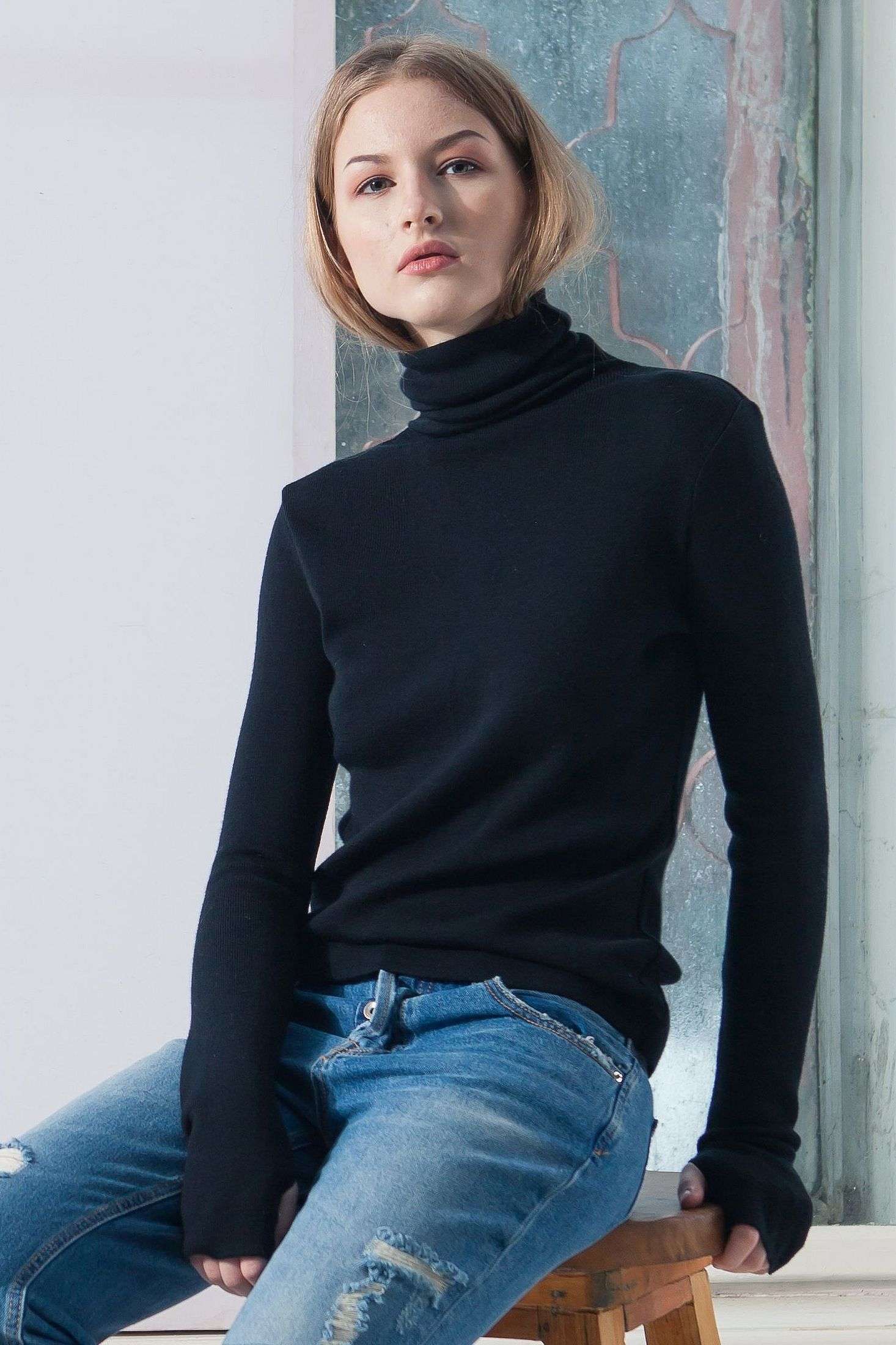 Black turtleneck sweater ADA with long sleeves and thumb holes