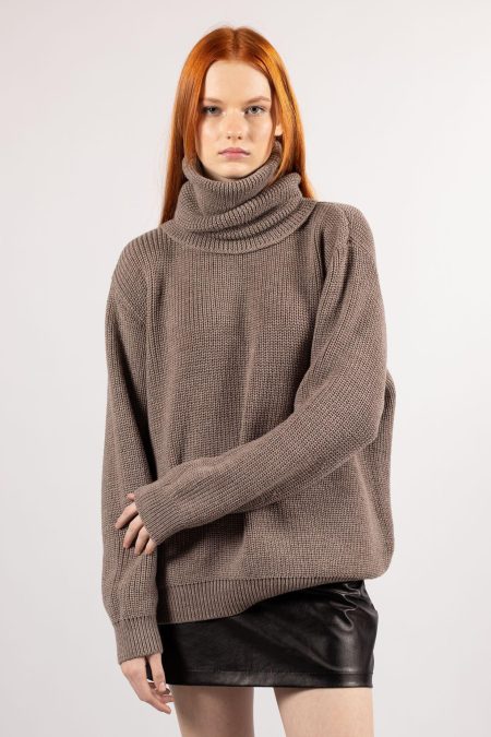 Cozy up in this brown merino wool sweater jumper with a detachable collar for versatile style